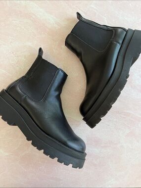 Aldo Black Chelsea Lug Ankle Boot Sz 9
